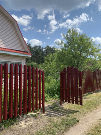 Забор из штакетника с распашными воротами_фото_1