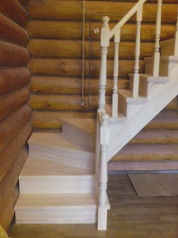 Поворотная деревянная лестница