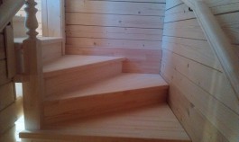Поворотная лестница с подступеньками, перила на металлических крепежах, д. Заборовье