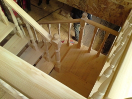 Лестница деревянная с двумя маршами. Бежецкое направление_фото_3