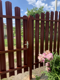 Забор из штакетника с распашными воротами_фото_4